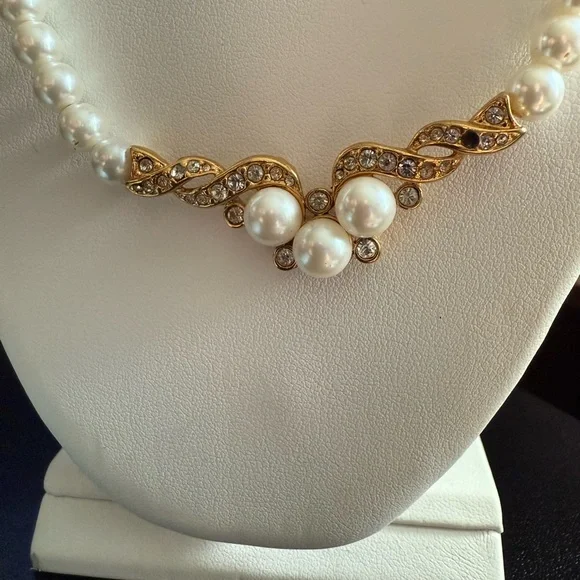 Elegant Pearl Necklace with Gold Accents - Picture 2 of 5